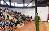 Cảnh sát phòng cháy hướng dẫn thầy và trò trải nghiệm kỹ năng an toàn trong hoả hoạn