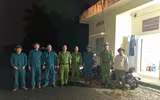 Công an Hà Nội xuyên đêm gia cố đê, ngăn nước tràn bờ cùng nhân dân