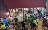 Công an Hà Nội xuyên đêm gia cố đê, ngăn nước tràn bờ cùng nhân dân