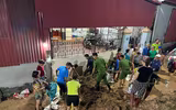 Công an Hà Nội xuyên đêm gia cố đê, ngăn nước tràn bờ cùng nhân dân