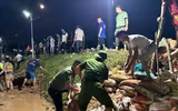 Công an Hà Nội xuyên đêm gia cố đê, ngăn nước tràn bờ cùng nhân dân