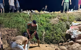 Công an Hà Nội xuyên đêm gia cố đê, ngăn nước tràn bờ cùng nhân dân