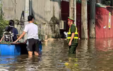 Công an Hà Nội huy động lực lượng hỗ trợ, giúp dân vùng ngập sâu tại các xã Nội Bài, Trung Giã, Đa Phúc, Sóc Sơn