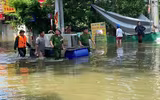 Công an Hà Nội huy động lực lượng hỗ trợ, giúp dân vùng ngập sâu tại các xã Nội Bài, Trung Giã, Đa Phúc, Sóc Sơn