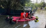 Công an Hà Nội huy động lực lượng hỗ trợ, giúp dân vùng ngập sâu tại các xã Nội Bài, Trung Giã, Đa Phúc, Sóc Sơn