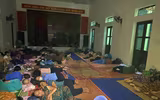 Công an Hà Nội huy động lực lượng hỗ trợ, giúp dân vùng ngập sâu tại các xã Nội Bài, Trung Giã, Đa Phúc, Sóc Sơn