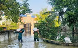 Công an Hà Nội huy động lực lượng hỗ trợ, giúp dân vùng ngập sâu tại các xã Nội Bài, Trung Giã, Đa Phúc, Sóc Sơn