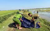 Công an xã Trung Giã khẩn trương gia cố vùng đê suy yếu, hỗ trợ bà con vùng ngập