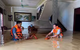 Công an xã Trung Giã khẩn trương gia cố vùng đê suy yếu, hỗ trợ bà con vùng ngập