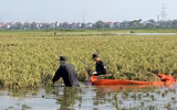 Công an xã Trung Giã khẩn trương gia cố vùng đê suy yếu, hỗ trợ bà con vùng ngập
