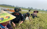 Công an Hà Nội giúp dân ổn định cuộc sống sau mưa lũ 