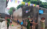 Công an Hà Nội giúp dân ổn định cuộc sống sau mưa lũ 