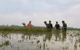 Công an Hà Nội giúp dân ổn định cuộc sống sau mưa lũ 