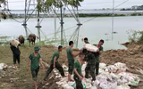 Khẩn trương dọn dẹp, vệ sinh môi trường sau mưa lũ, Công an Hà Nội giúp dân ổn định cuộc sống