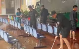 Khẩn trương dọn dẹp, vệ sinh môi trường sau mưa lũ, Công an Hà Nội giúp dân ổn định cuộc sống