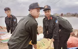 Khẩn trương dọn dẹp, vệ sinh môi trường sau mưa lũ, Công an Hà Nội giúp dân ổn định cuộc sống