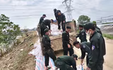 Khẩn trương dọn dẹp, vệ sinh môi trường sau mưa lũ, Công an Hà Nội giúp dân ổn định cuộc sống