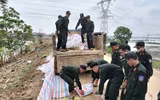 Khẩn trương dọn dẹp, vệ sinh môi trường sau mưa lũ, Công an Hà Nội giúp dân ổn định cuộc sống