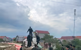 Khẩn trương dọn dẹp, vệ sinh môi trường sau mưa lũ, Công an Hà Nội giúp dân ổn định cuộc sống