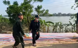 Khẩn trương dọn dẹp, vệ sinh môi trường sau mưa lũ, Công an Hà Nội giúp dân ổn định cuộc sống