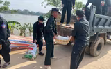 Khẩn trương dọn dẹp, vệ sinh môi trường sau mưa lũ, Công an Hà Nội giúp dân ổn định cuộc sống