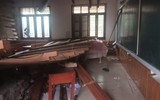 Hiện trường vụ sập trần gỗ lớp học khiến nhiều học sinh bị thương