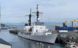 [ẢNH] Quốc kỳ Việt Nam tung bay trên tàu tuần tra USCGC John Midgett 