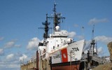 [ẢNH] Quốc kỳ Việt Nam tung bay trên tàu tuần tra USCGC John Midgett 