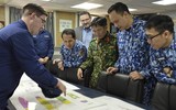 [ẢNH] Quốc kỳ Việt Nam tung bay trên tàu tuần tra USCGC John Midgett 
