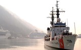 [ẢNH] Quốc kỳ Việt Nam tung bay trên tàu tuần tra USCGC John Midgett 