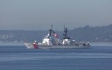 [ẢNH] Quốc kỳ Việt Nam tung bay trên tàu tuần tra USCGC John Midgett 