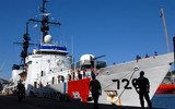 [ẢNH] Quốc kỳ Việt Nam tung bay trên tàu tuần tra USCGC John Midgett 