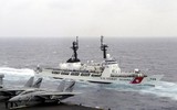 [ẢNH] Quốc kỳ Việt Nam tung bay trên tàu tuần tra USCGC John Midgett 