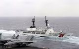 [ẢNH] Quốc kỳ Việt Nam tung bay trên tàu tuần tra USCGC John Midgett 