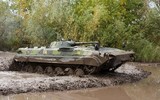 [ẢNH] Sức mạnh khủng khiếp của súng chống tăng Carl Gustav khi ‘bắn xuyên táo’ BMP-1