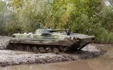 [ẢNH] Sức mạnh khủng khiếp của súng chống tăng Carl Gustav khi ‘bắn xuyên táo’ BMP-1