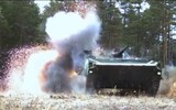 [ẢNH] Sức mạnh khủng khiếp của súng chống tăng Carl Gustav khi ‘bắn xuyên táo’ BMP-1
