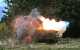 [ẢNH] Sức mạnh khủng khiếp của súng chống tăng Carl Gustav khi ‘bắn xuyên táo’ BMP-1