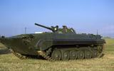 [ẢNH] Sức mạnh khủng khiếp của súng chống tăng Carl Gustav khi ‘bắn xuyên táo’ BMP-1