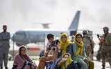 [ẢNH] Trực thăng Nga bị xâm nhập khi làm nhiệm vụ di tản người tại sân bay Kabul