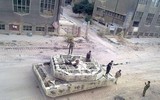 [ẢNH] 'Mái che' trên T-72B3 Nga vô tác dụng trước tên lửa Javelin Ukraine