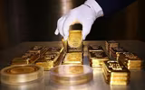 Thế giới bán tháo đồng USD, tích trữ vàng, do căng thẳng quan hệ Mỹ- Nga