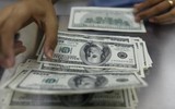 Thế giới bán tháo đồng USD, tích trữ vàng, do căng thẳng quan hệ Mỹ- Nga