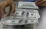 Thế giới bán tháo đồng USD, tích trữ vàng, do căng thẳng quan hệ Mỹ- Nga