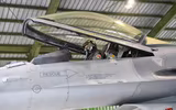 Bí ẩn lớp vàng dát mỏng trên kính buồng lái tiêm kích F-16 Mỹ