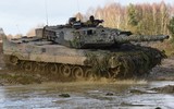 Một xe tăng Leopard 2A6 đương đầu cùng lúc hai chiếc T-80 
