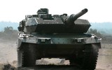 Một xe tăng Leopard 2A6 đương đầu cùng lúc hai chiếc T-80 