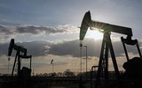 Giá dầu thế giới giảm mạnh bất chấp nỗ lực của Nga và Saudi Arabia