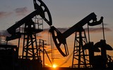 Saudi Arabia 'giật mình' khi giá dầu giảm mạnh bất chấp cắt giảm sản lượng
