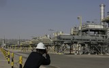 Saudi Arabia 'giật mình' khi giá dầu giảm mạnh bất chấp cắt giảm sản lượng